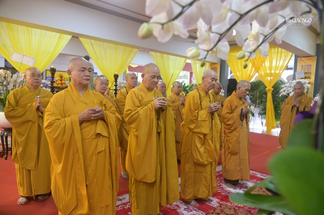 Trưởng lão Hòa thượng Thích Thiện Xuân, Thành viên Hội đồng Chứng minh, Trưởng ban Thừa kế tổ đình Thiên Thai cùng chư tôn đức tông môn thắp hương tưởng niệm