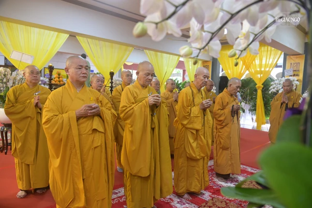 Trưởng lão Hòa thượng Thích Thiện Xuân, Thành viên Hội đồng Chứng minh, Trưởng ban Thừa kế tổ đình Thiên Thai cùng chư tôn đức tông môn thắp hương tưởng niệm