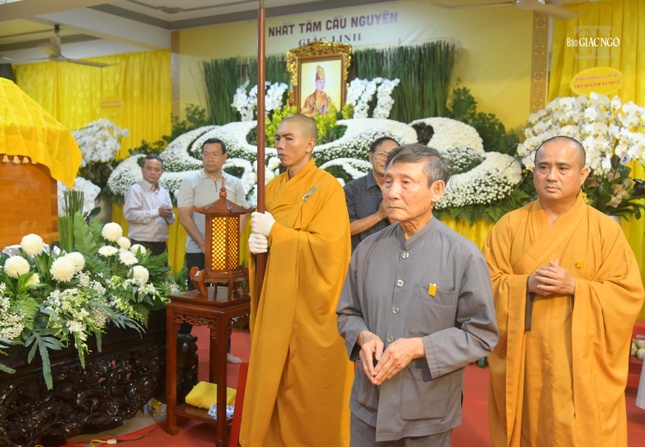 Giáo sư Lê Mạnh Thát hữu nhiễu kim quan tiễn biệt Hòa thượng Thích Huệ Trí - bậc thạch trụ chốn tòng lâm