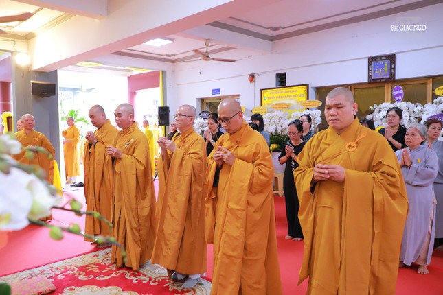 Tập thể Ban Biên tập, cán bộ, nhân viên các phòng, ban Báo Giác Ngộ thắp hương tưởng niệm