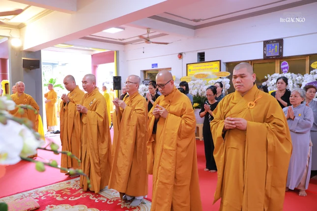 Tập thể Ban Biên tập, cán bộ, nhân viên các phòng, ban Báo Giác Ngộ thắp hương tưởng niệm