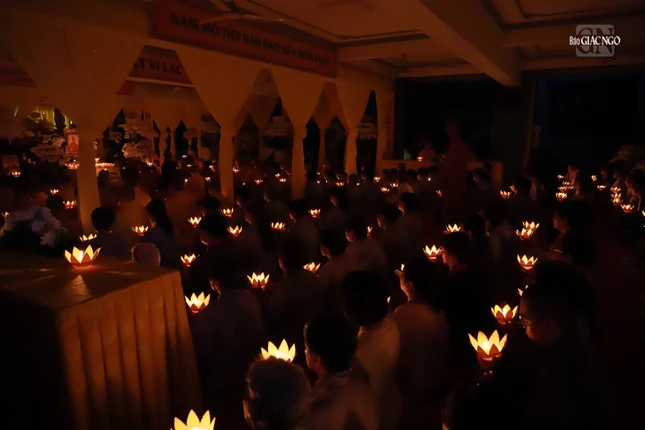 Đêm thắp hoa đăng tưởng niệm Hòa thượng Thích Huệ Trí diễn ra với nhiều nỗi niềm xúc động