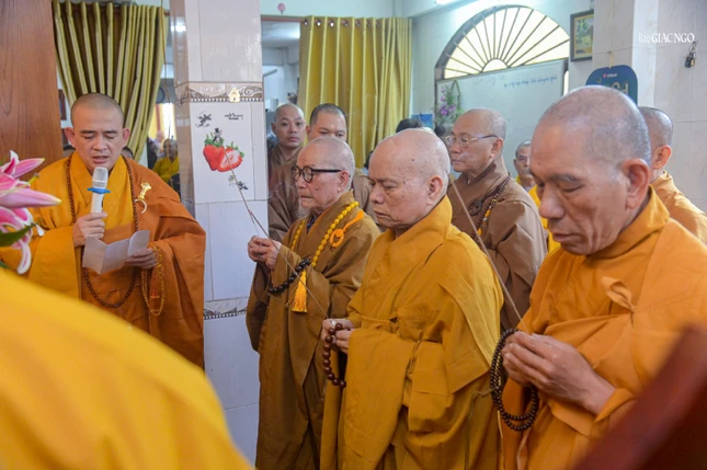 Chư tôn đức niêm hương cầu nguyện