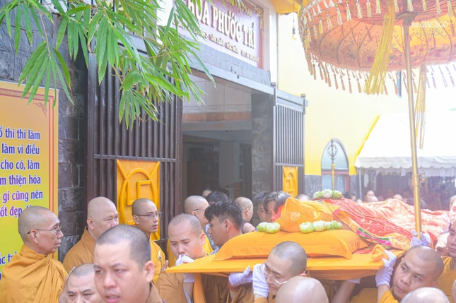 Cung thỉnh nhục thân Hòa thượng rời thiền thất