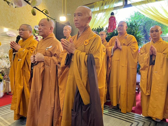 Đoàn Ban Trị sự GHPGVN H.Bình Chánh viếng tang