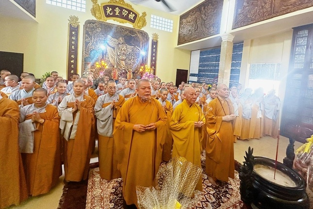 Chư Tăng Ni thắp hương tưởng niệm