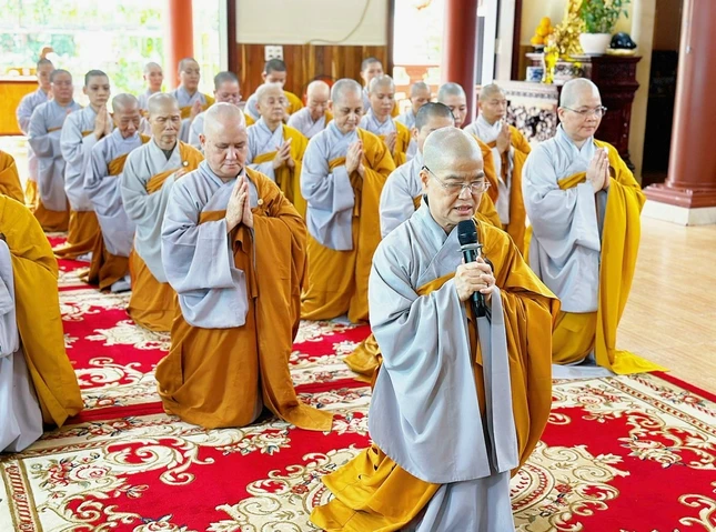 Ni sư Thích nữ Như Liễu, trụ trì chùa Từ Hạnh tri ân phái đoàn