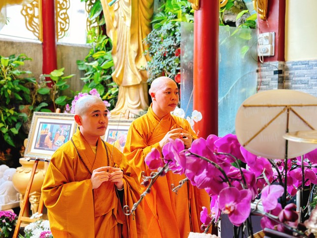 Chư tôn đức Ban Thông tin - Truyền thông GHPGVN TP.HCM thắp hương tưởng niệm