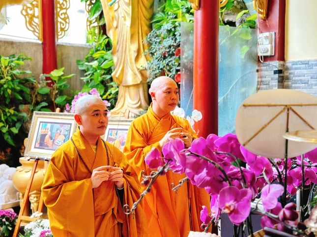 Chư tôn đức Ban Thông tin - Truyền thông GHPGVN TP.HCM thắp hương tưởng niệm