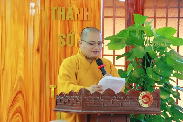 Đại đức Thích Quang Hội báo cáo