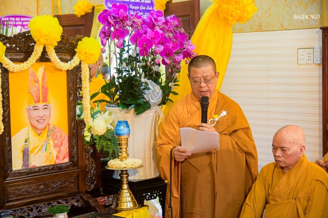 Thượng tọa Thích Minh Thanh đọc điếu văn tưởng niệm