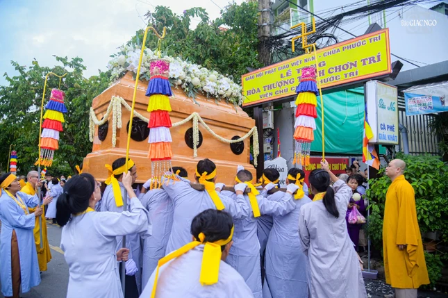 Kim quan Hòa thượng Thích Chơn Trí hướng về chánh điện chùa Phước Trí vọng bái lần sau cuối