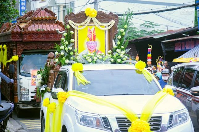 Cung tiễn kim quan Hòa thượng Thích Chơn Trí đến nơi nhập bảo tháp