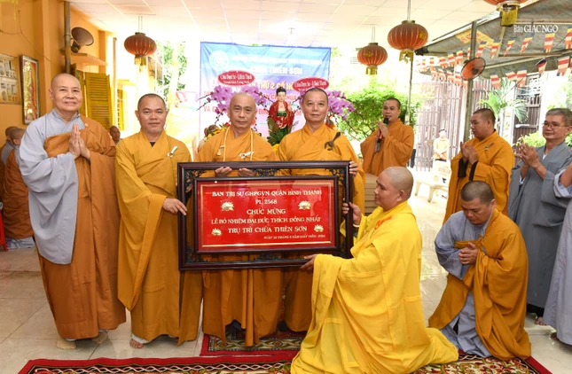 Đại đức tân trụ trì chùa Thiên Sơn đón nhận khánh vàng của Ban Trị sự GHPGVN Q.Bình Thạnh trao tặng