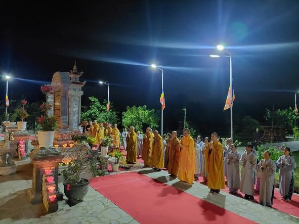 Lễ thắp hoa đăng tưởng niệm