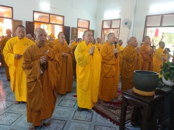 Chư tôn đức nhất tâm cầu nguyện