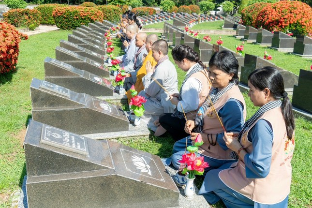 Thắp hương tưởng niệm các anh hùng liệt sĩ