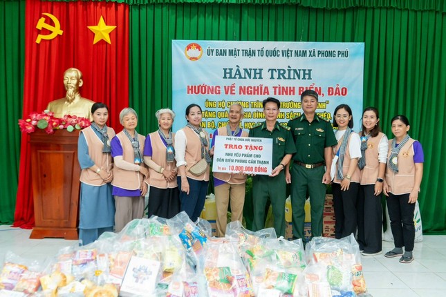 Chùa Đức Nguyên tặng nhu yếu phẩm đến các chiến sĩ Đồn Biên phòng Cần Thạnh