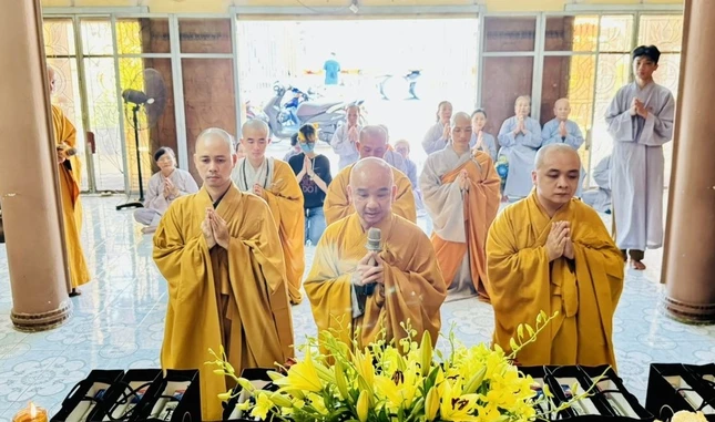 Thượng tọa Thích Minh Hạnh, trụ trì chùa Phước An tác bạch cúng dường