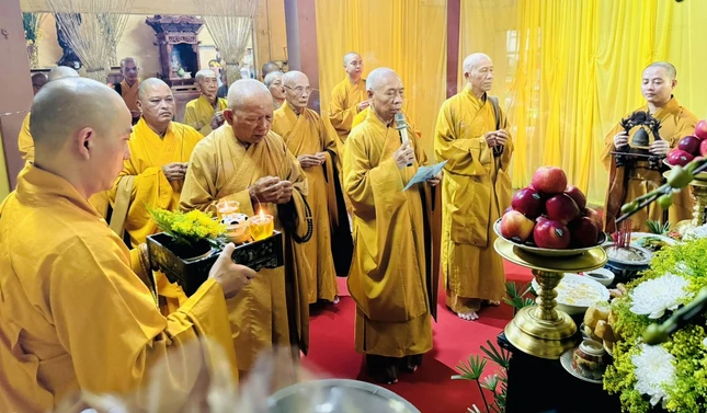 Chư tôn đức thắp hương tưởng niệm