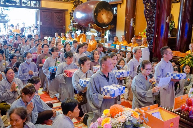 Phật tử Viên Trung tác bạch cúng dường