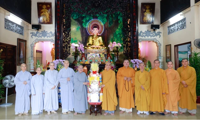 Tặng quà chúc mừng hạ lạp đến Ni trưởng Thích nữ Từ Nhẫn