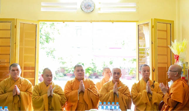 Đảnh lễ chúc khánh tuế Hòa thượng Thích Minh Giác