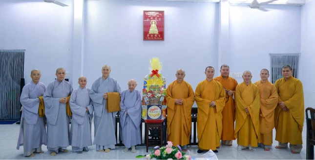 Tặng quà chúc khánh tuế đến Ni trưởng Thích nữ Tịnh Thường