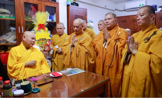 Vấn an sức khỏe Hòa thượng Thích Tấn Đạt