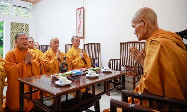 Thượng tọa Thích Tâm Chơn đại diện Ban Trị sự Phật giáo Q.Bình Thạnh tác bạch khánh tuế Trưởng lão Hòa thượng Thích Giác Tường