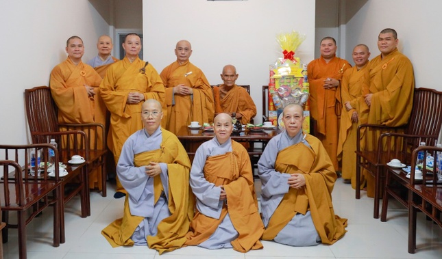 Chụp hình lưu niệm với Trưởng lão Hòa thượng Thích Giác Tường