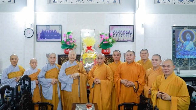 Tặng quà đến Ni trưởng Thích nữ Như Trí