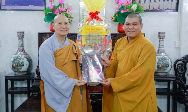 Tặng Báo Giác Ngộ đến Ni trưởng Thích nữ Như Trí