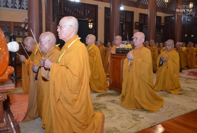 Chư tôn giáo phẩm niệm hương