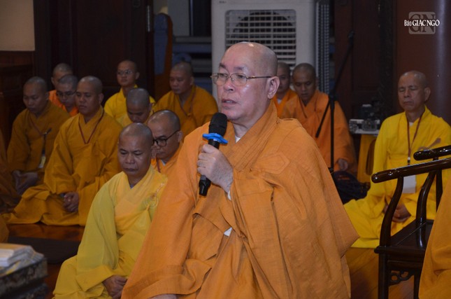 Thượng tọa Thích Đạt Đức thay mặt Đại Tăng giáo giới