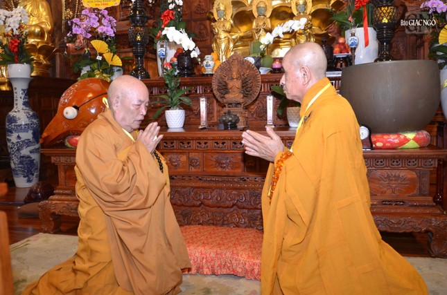 Nhị vị hòa thượng đối thú tự tứ