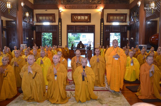 Thượng tọa Thích Từ Trí tác bạch khánh tuế chư tôn giáo phẩm chứng minh