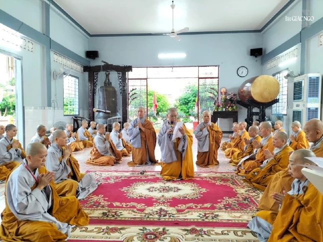 Chư Ni chuyển lời giáo giới từ Đại Tăng