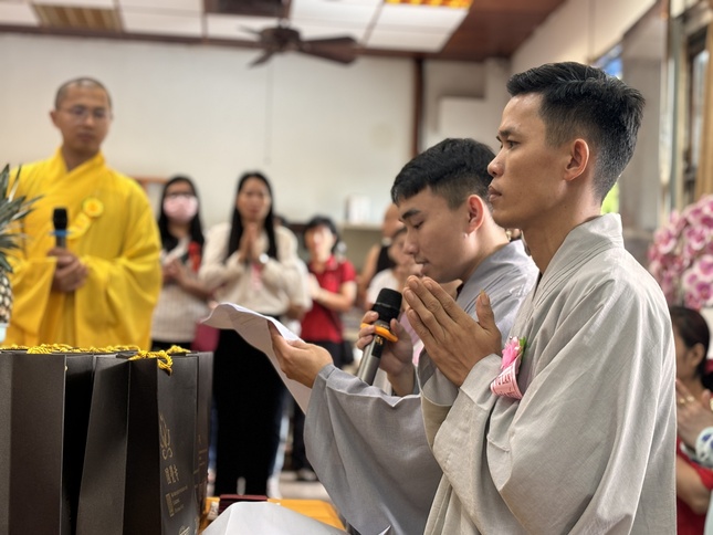 Đại diện Phật tử tác bạch cúng dường