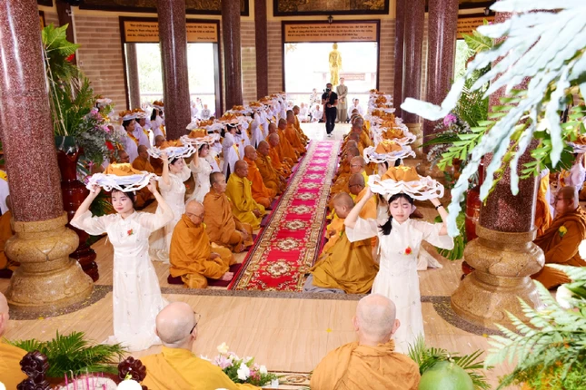 Thành kính dâng pháp y cúng dường chư tôn đức mãn hạ