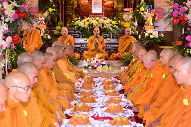 Thượng tọa Thích Tỉnh Cường ban đạo từ