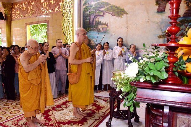 Chư tôn đức thắp hương tưởng niệm