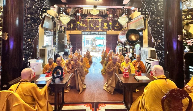 Chư Tăng chùa Đại Giác tác pháp Tự tứ dưới sự chứng minh của Trưởng lão Hòa thượng Thích Huệ Minh và Thượng tọa Thích Minh Nhựt