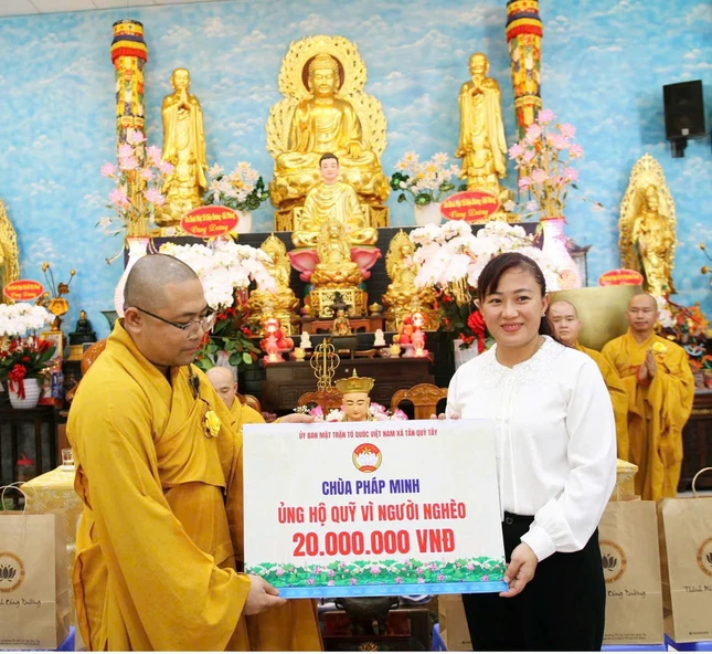 Đại đức Thích Tâm Nhơn trao bảng ủng hộ Quỹ "Vì người nghèo" địa phương Đại đức Thích Tâm Nhơn trao bảng ủng hộ Quỹ "Vì người nghèo" địa phương