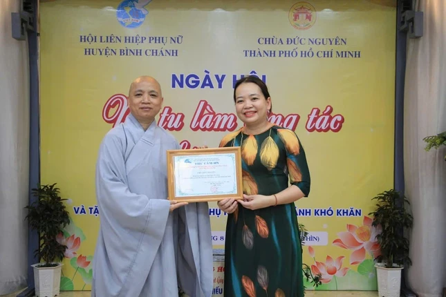 Ni sư Thích nữ Thuần Chơn, trụ trì chùa Đức Nguyên nhận thư cảm ơn Ni sư Thích nữ Thuần Chơn, trụ trì chùa Đức Nguyên nhận thư cảm ơn