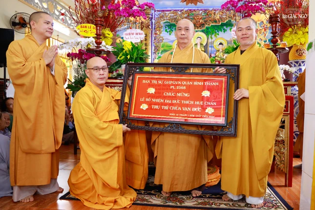Đại đức tân trụ trì chùa Vạn Đức đón nhận khánh vàng của Ban Trị sự GHPGVN Q.Bình Thạnh trao tặng