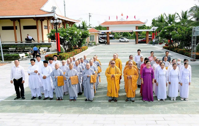 Tưởng nhớ đến các anh hùng, liệt sĩ đã hy sinh vì nền độc lập, tự do của Tổ quốc tại Khu Di tích Láng Le - Bàu Cò