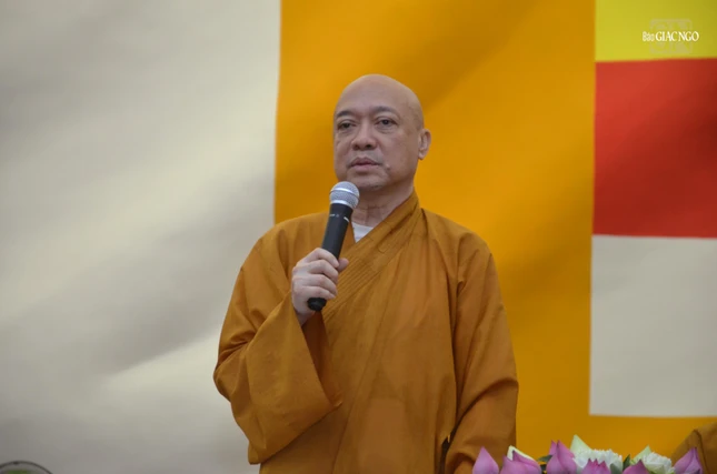 Thượng tọa Thích Nguyên Hạnh báo cáo