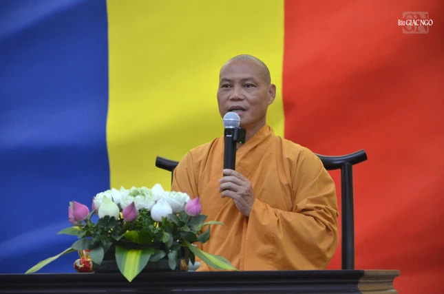 Thượng tọa Thích Trí Chơn, Ủy viên Thường trực Ban Trị sự kiêm Trưởng ban Văn hóa GHPGVN TP.HCM chia sẻ pháp thoại trong khóa tu