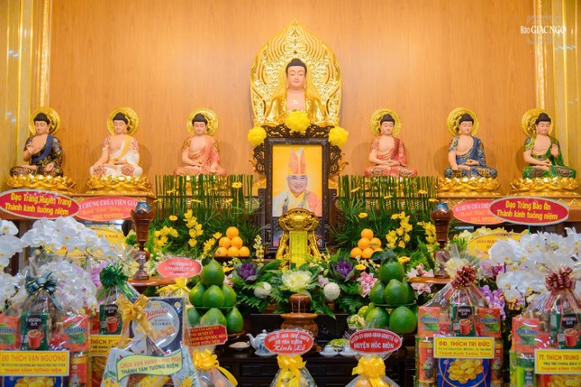 Giác linh đài Hòa thượng Thích Chơn Trí